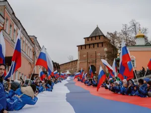 В День народного единства 600 нижегородцев развернули у стен Кремля 100-метровый российский триколор