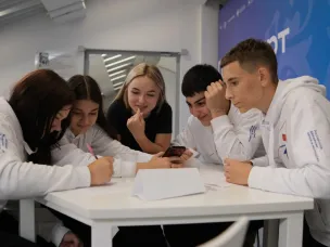 Юные участники образовательного акселератора «Ритм молодых» представили свои проекты на предзащите на площадке «КУПНО.Старт»