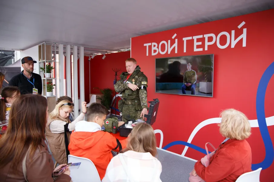 Более 100 участников СВО в 14 регионах России встретились с молодёжью на площадках Дня молодёжи